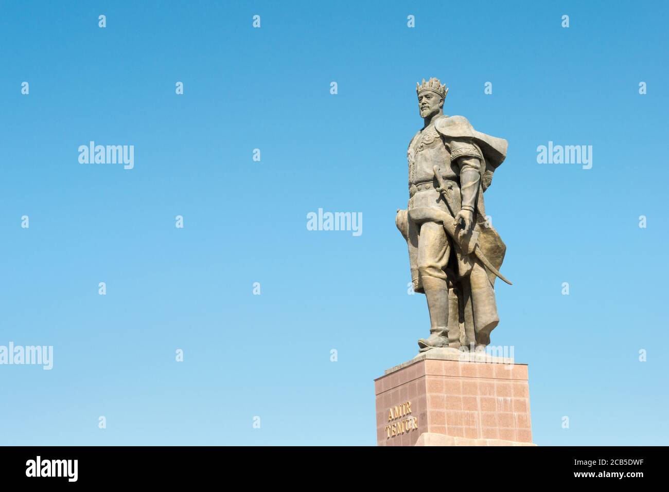 Shakhrisabz, Uzbekistan - Statua di Amir Timur a Shakhrisabz, Uzbekistan. Amir Timur (1370 - 1405) è il fondatore dell'impero Timurid. Foto Stock