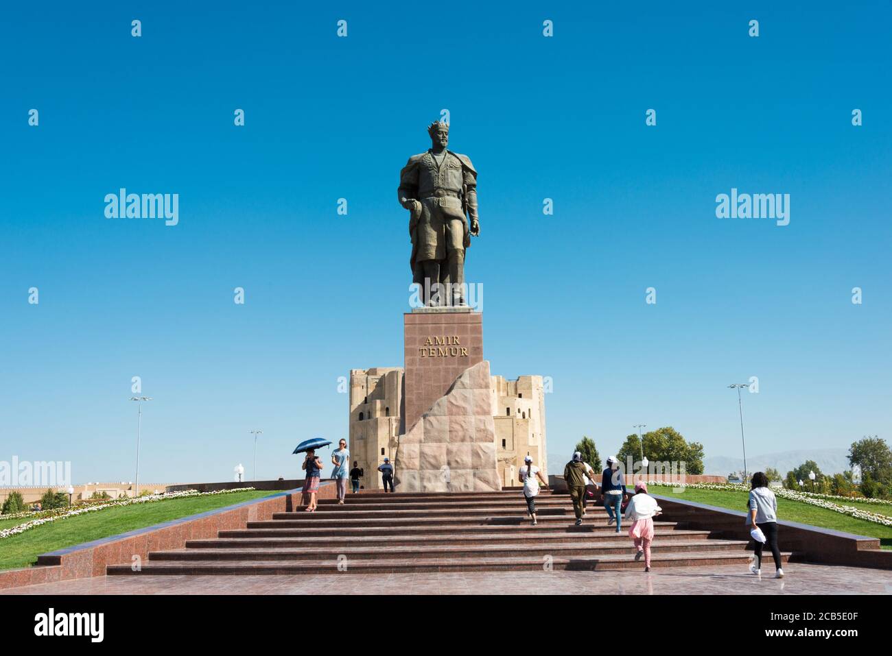 Shakhrisabz, Uzbekistan - Statua di Amir Timur a Shakhrisabz, Uzbekistan. Amir Timur (1370 - 1405) è il fondatore dell'impero Timurid. Foto Stock