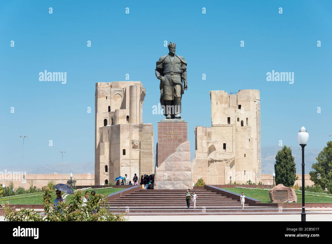 Shakhrisabz, Uzbekistan - Statua di Amir Timur a Shakhrisabz, Uzbekistan. Amir Timur (1370 - 1405) è il fondatore dell'impero Timurid. Foto Stock