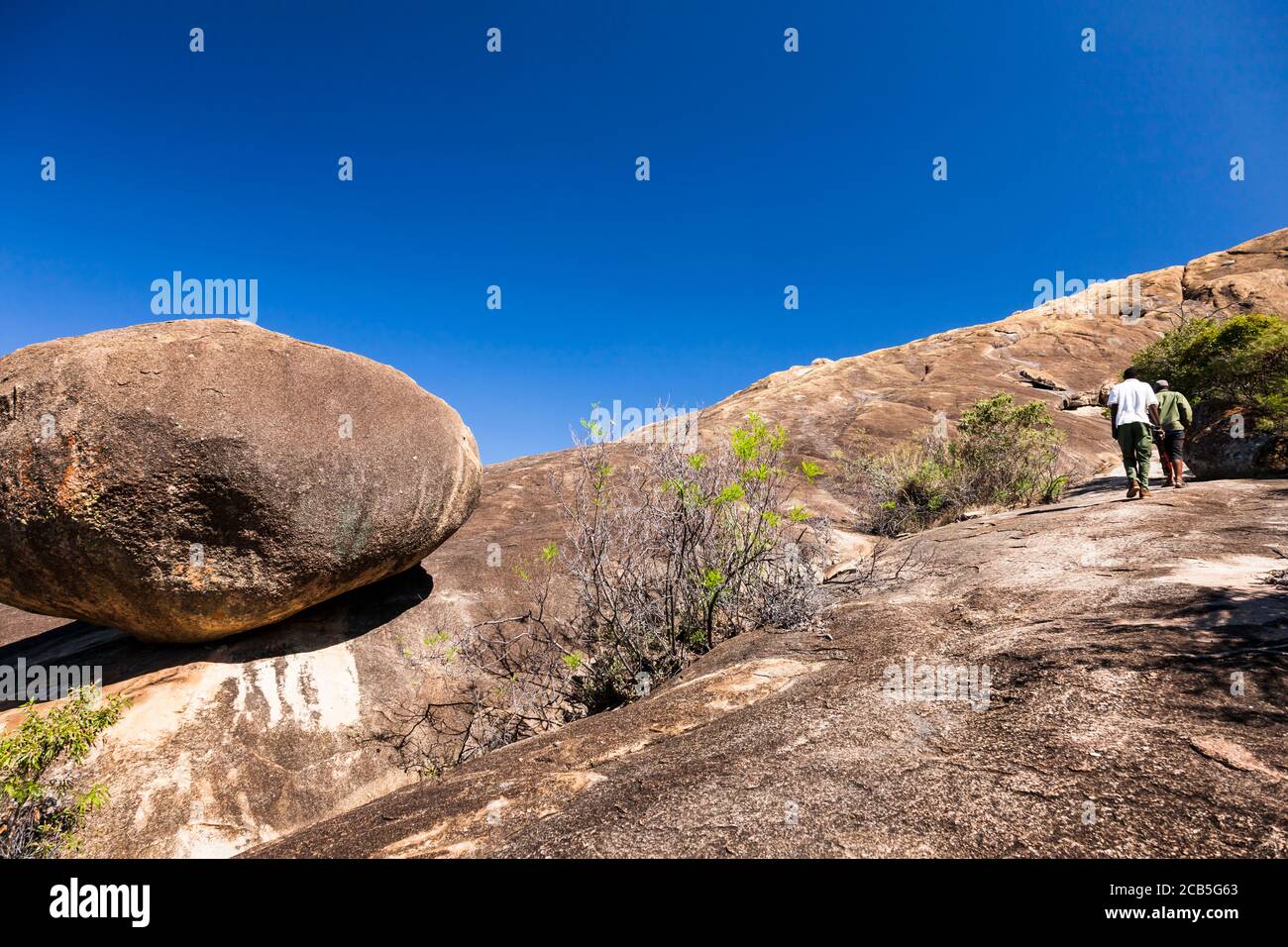 Colline di Matobo, formazione naturale di roccia a trekking alla grotta di Nswatugi, Matobo National Park, sobborghi di Bulawayo, Matabeleland Sud, Zimbabwe, Africa Foto Stock