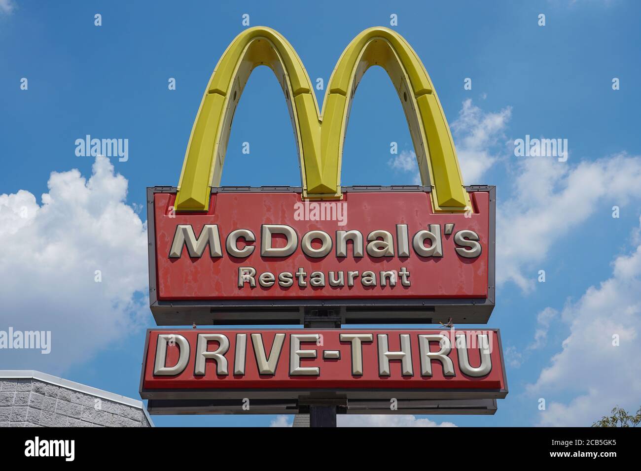 Una vista del McDonald's Restaurant in Queens Borough di New York City.McDonald's piani di assumere 260,000 persone questa estate negli Stati Uniti come inizia a riprendere le normali operazioni. McDonald's sta sperimentando un rimbalzo nelle vendite e nella domanda. Le sue vendite statunitensi sono scese del 19% nel mese di aprile rispetto allo stesso periodo dell'anno precedente, ma sono scese di appena il 5% anno su anno nel mese di maggio. Tali numeri includono le vendite in tutte le sedi che sono state operative da almeno 13 mesi, anche se i ristoranti sono stati temporaneamente chiusi durante la pandemia. Foto Stock
