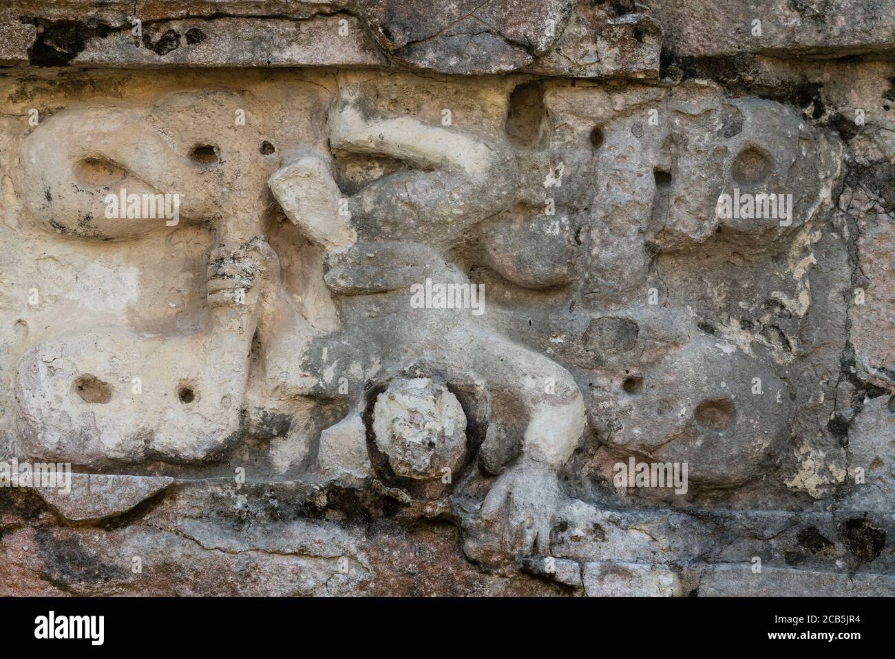 Statue di stucco scolpite nel Tempio degli affreschi nelle rovine della città maya di Tulum sulla costa del Mar dei Caraibi. Parco Nazionale di Tulum Foto Stock