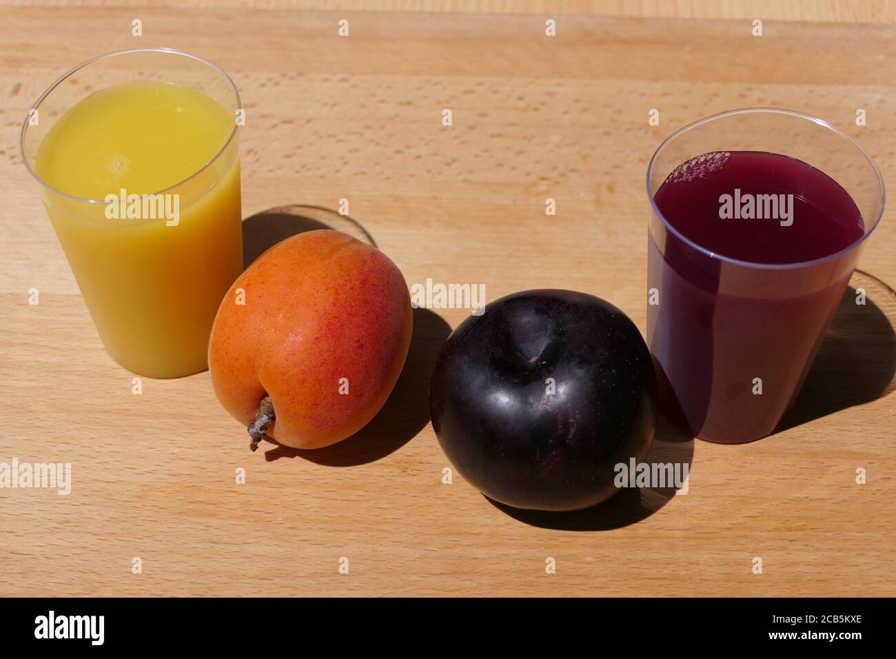 Albicocca e susina correlata: Il frutto sano e il suo succo Foto Stock