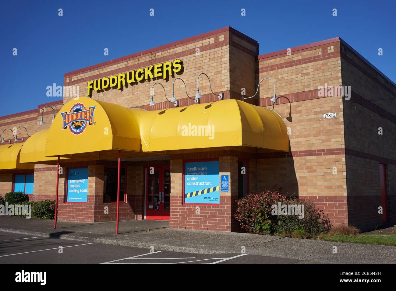 Un ristorante Fuddruckers permanentemente chiuso in mezzo alla crisi COVID-19, visto il 10 agosto 2020. L'edificio sarà preso in consegna da una clinica ZoomCare. Foto Stock