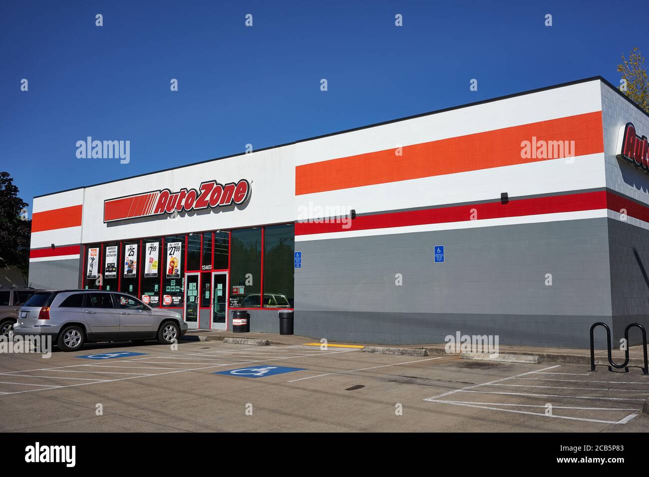 Un negozio AutoZone a Tigard, Oregon. AutoZone, Inc. È un rivenditore  americano di ricambi e accessori per auto post-vendita, il più grande negli  Stati Uniti Foto stock - Alamy