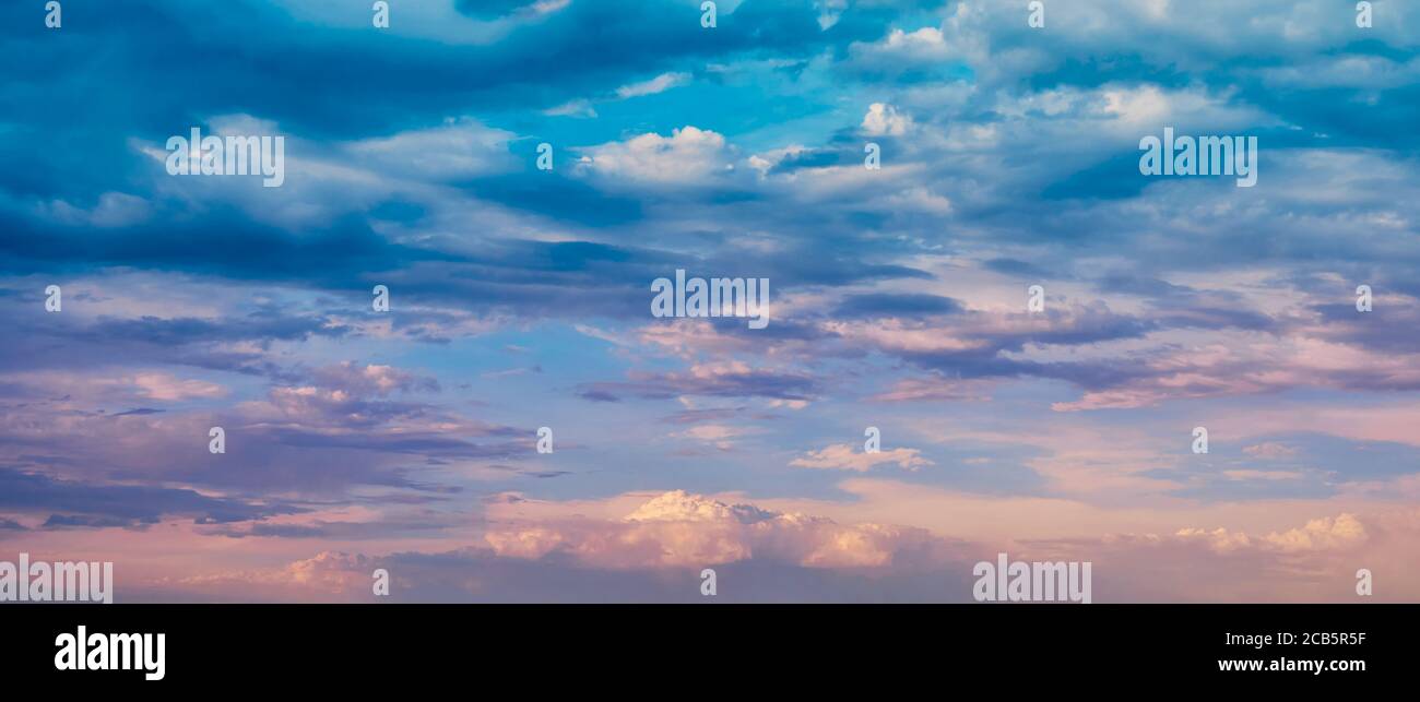 Luce solare brillante attraverso le nuvole sullo sfondo di un cielo serale mozzafiato al tramonto. Panorama, composizione naturale Foto Stock