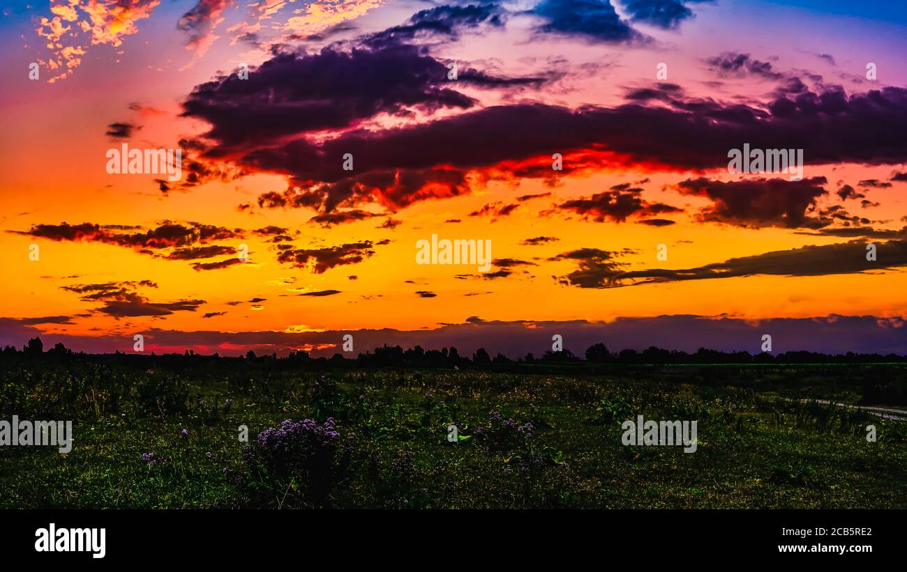 Luce solare brillante attraverso le nuvole sullo sfondo di un cielo serale mozzafiato al tramonto. Panorama, composizione naturale Foto Stock