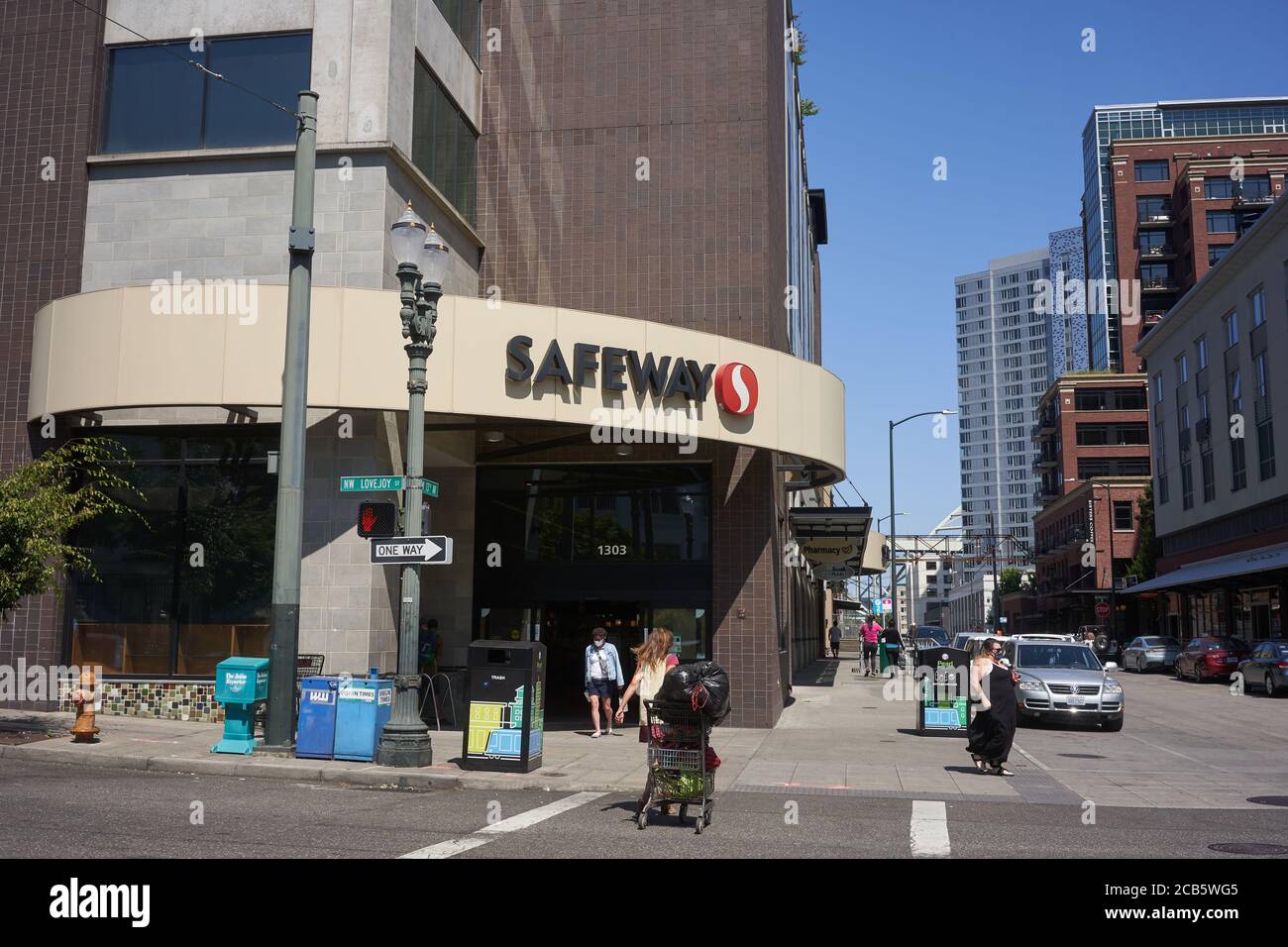 Un supermercato Safeway nel Pearl District di Portland, Oregon, mercoledì 5 agosto 2020, durante un'estate pandemica. Foto Stock