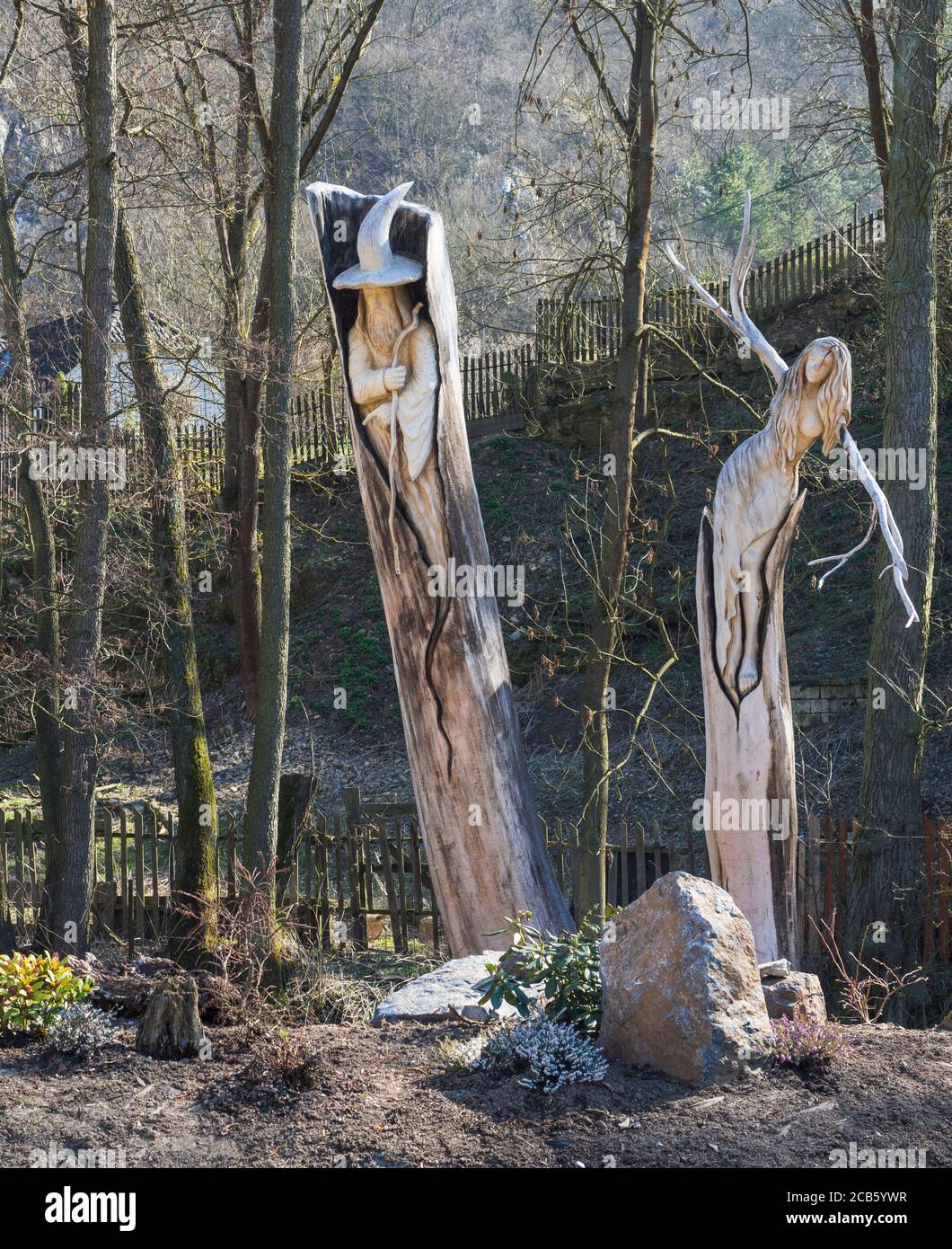 Svaty Jan pod Skalou, Repubblica Ceca, 23 marzo 2019: Vista della statua in legno fata coda figura di nymf fata e mago, scultura in legno su graden in Foto Stock