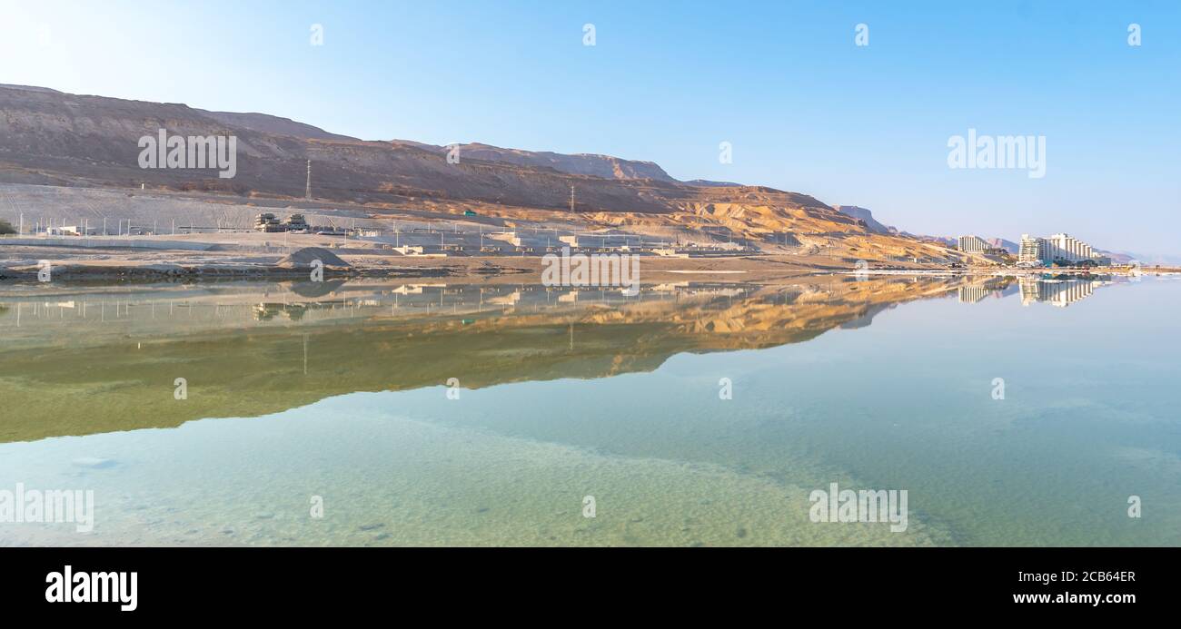 Mar Morto, Israele si affaccia ad est sul mare che asciuga gli hotel resort di Ein Bokek sullo sfondo Foto Stock