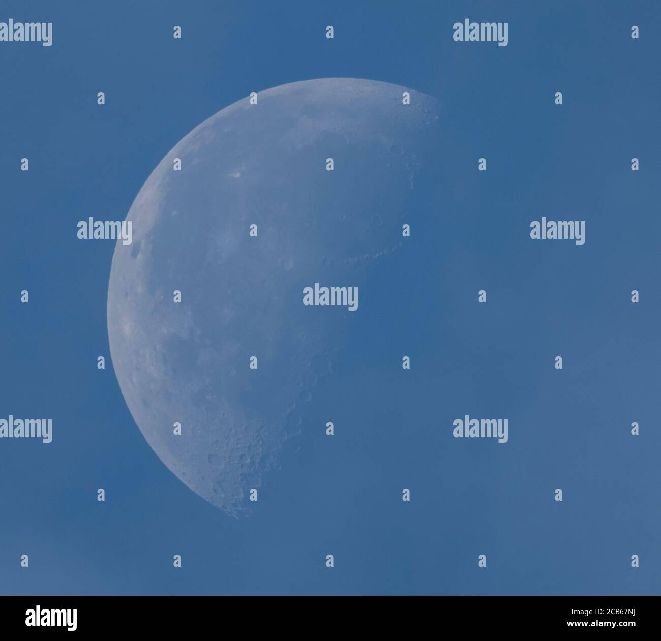 Wimbledon, Londra, Regno Unito. 11 agosto 2020. Dopo un'altra notte calda e umida, Londra si sveglia fino al cielo nuvoloso e un altro giorno di alte temperature. Una mattina presto 52% in declino Gibbous Luna visibile direttamente in alto in cielo blu con nuvola sottile. Credit: Malcolm Park/Alamy Live News. Foto Stock