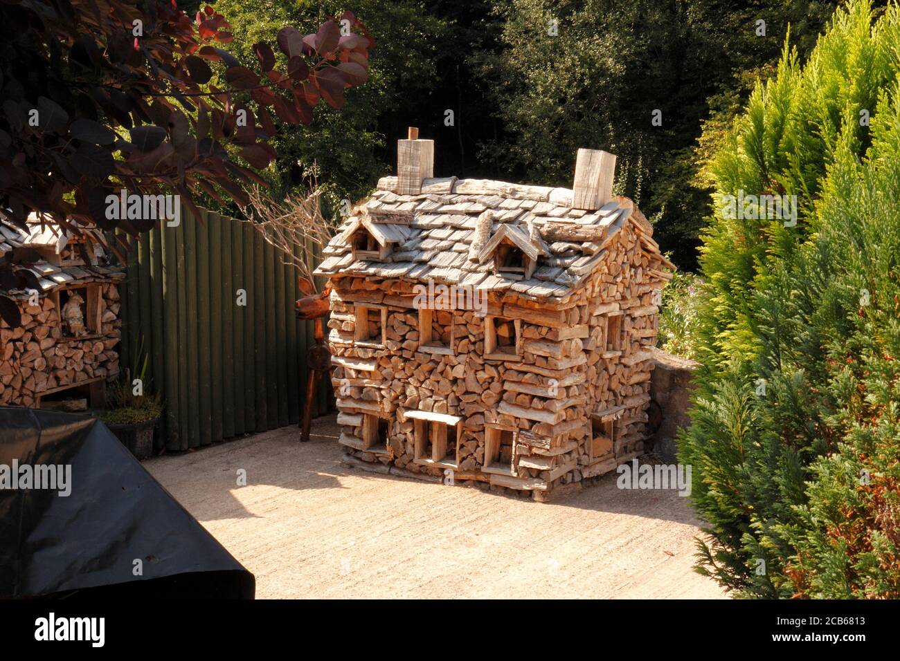 Casa di legno fatta da tronchi. Forse posseduto dal secondo piccolo piggy? Tre piccoli maiali storia. Foto Stock