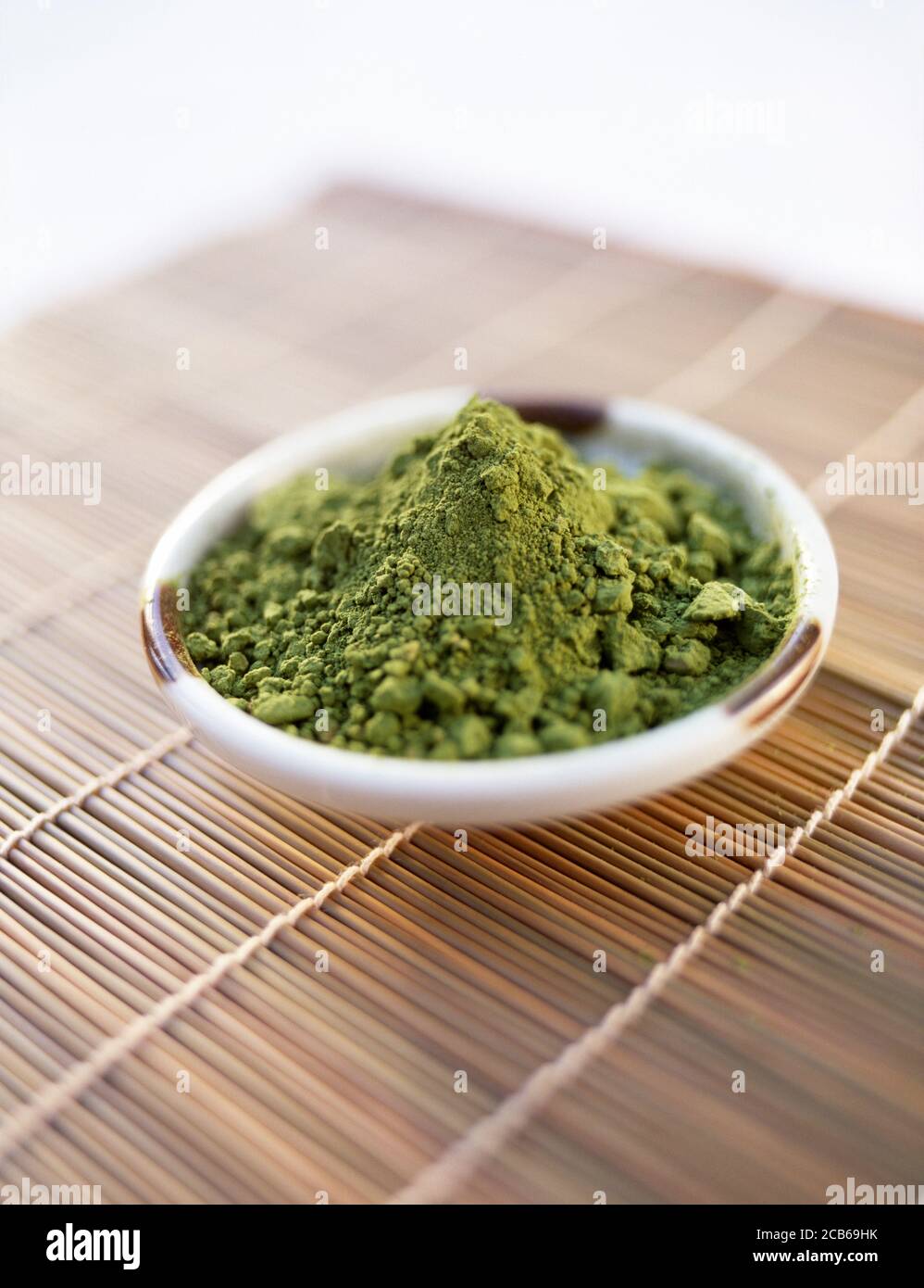Un cumulo di tè verde in polvere in un piattino Foto Stock