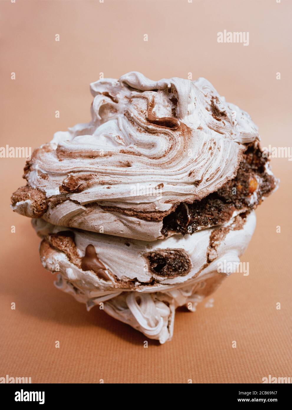 Una meringa aromatizzata con cioccolato e nocciole arrosto Foto Stock