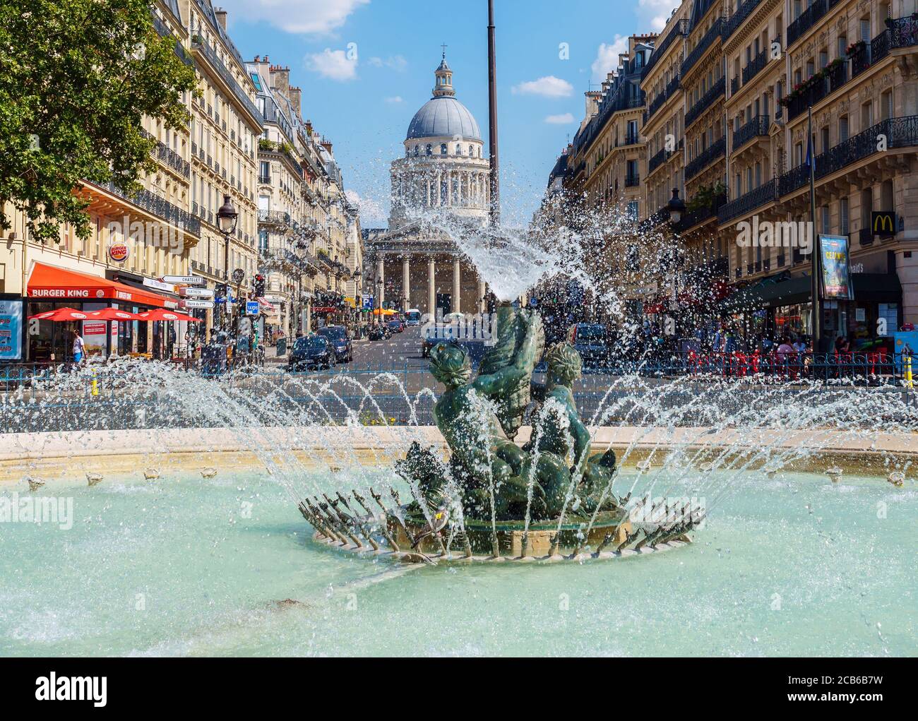 Fontana di Edmond Rostand con il Pantheon sullo sfondo - Parigi, Francia Foto Stock