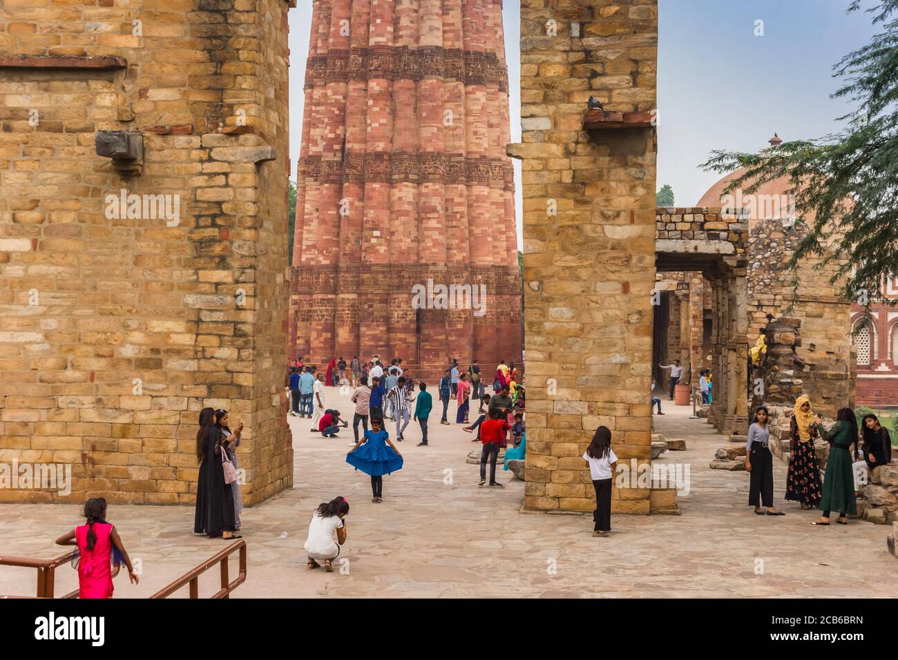 Mattone grande minareto Qutub Minar in New Delhi, India Foto Stock