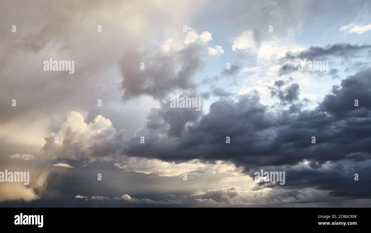 Suggestivo paesaggio nuvoloso prima della tempesta al tramonto. Foto Stock