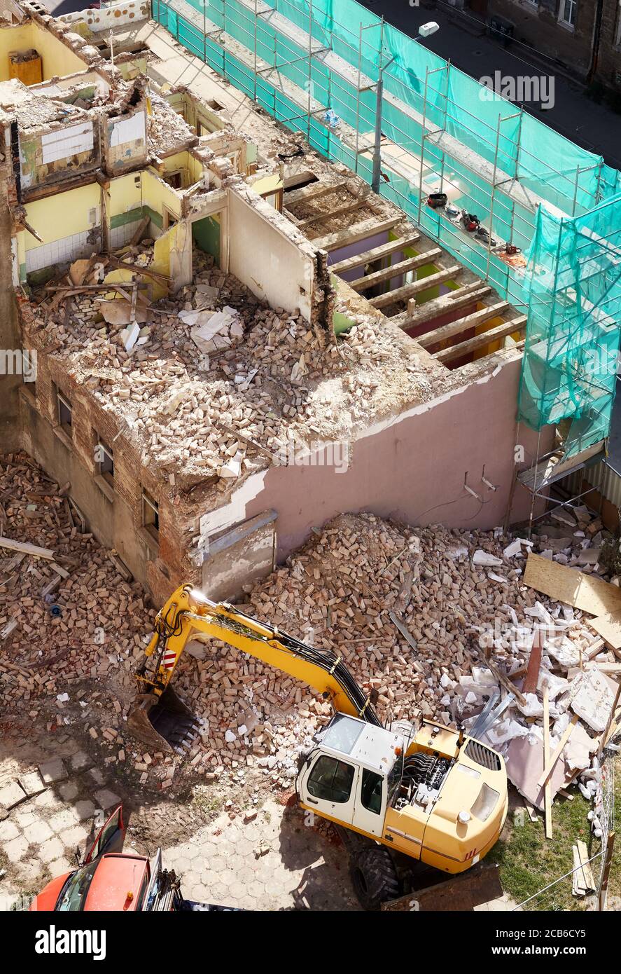 Vista ad alto angolo di un cantiere residenziale di demolizione di edifici. Foto Stock