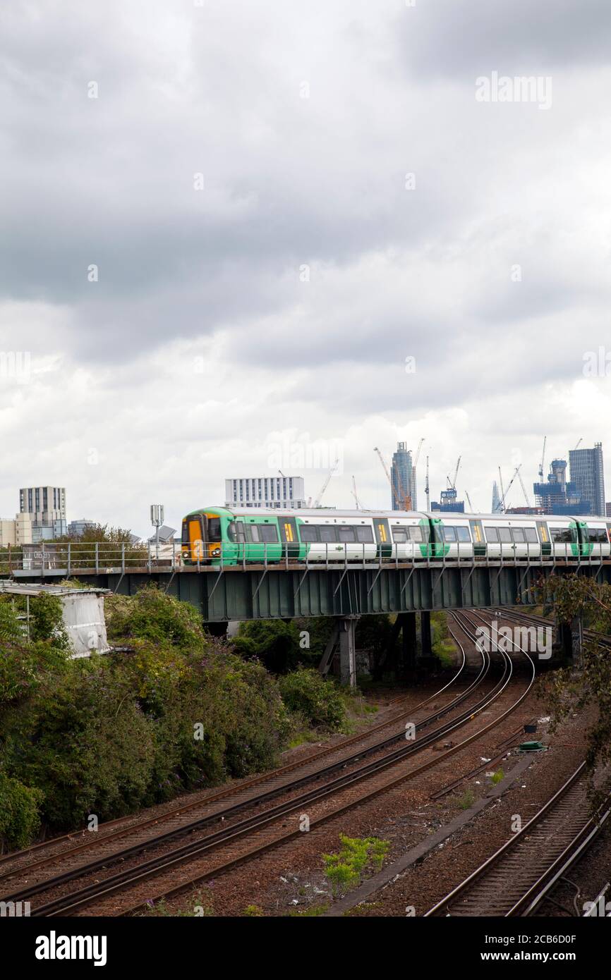 Southern Train passando per il cavalcavia a battersea con City in the Distance, Londra UK Foto Stock