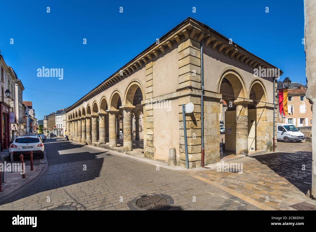 Esterno della vecchia sala mercato coperta in pietra costruita in Airvault, Deux-Sèvres, Francia. Foto Stock