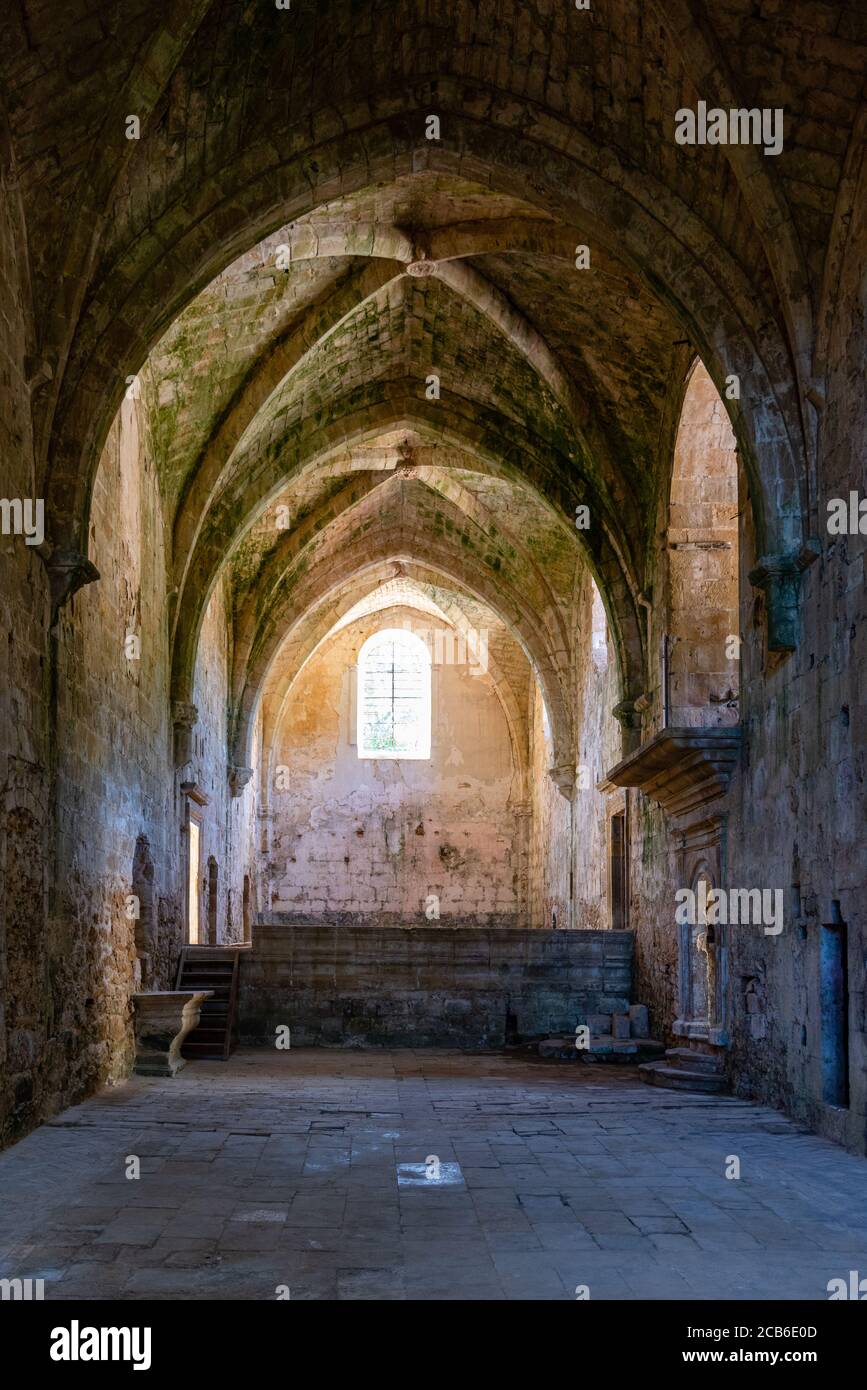 Rioseco, Spagna - 5 agosto 2020: Vista interna delle rovine di un antico monastero abbandonato di Santa Maria de Rioseco Foto Stock