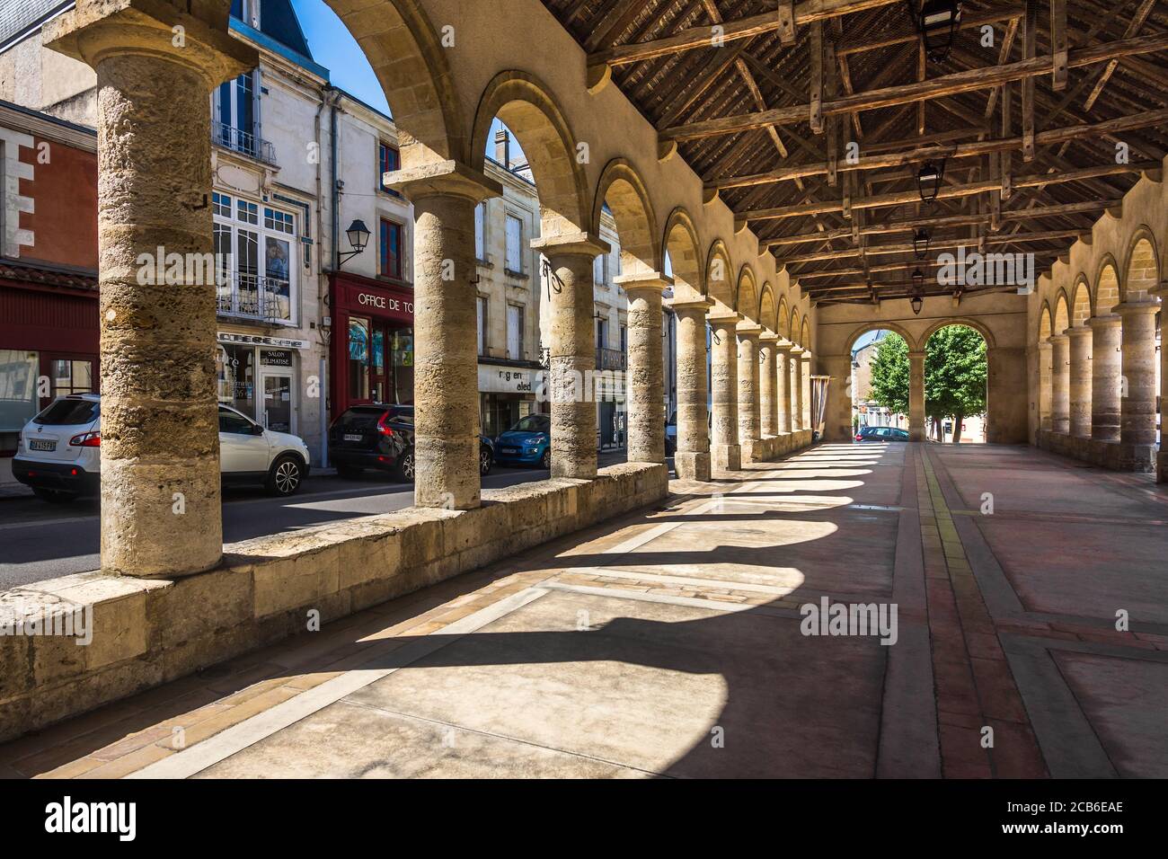 Interno di vecchia pietra costruito coperto mercato hall in Airvault, Deux-Sèvres, Francia. Foto Stock