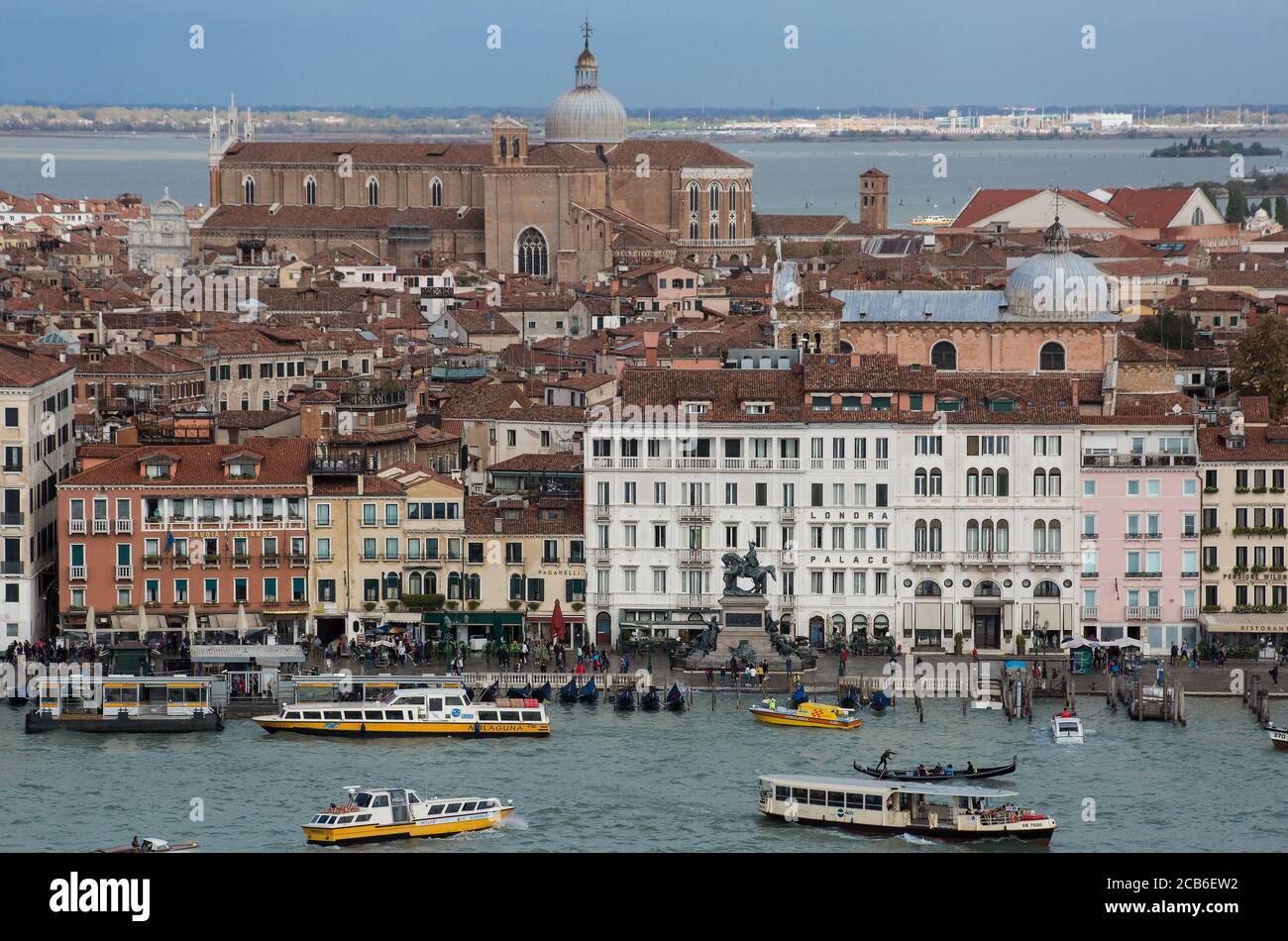 Venedig, Uferstraße Riva degli Sciavoni, weestlicher Teil vor den Häusern Reiterdenkmal Vittorio Emanuele II.oben Kirche San Zanipolo Foto Stock