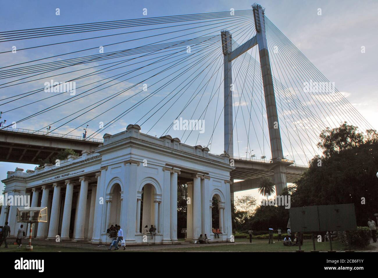 kolkata west bengala india il 23 luglio 2011: vista serale di vidyasagar setu cattura da princep ghat kolkata west bengala india Foto Stock