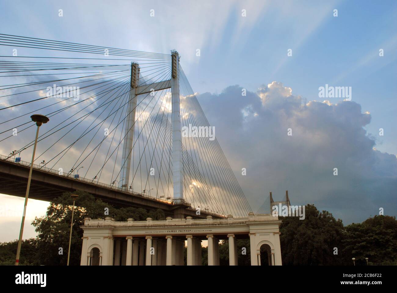kolkata west bengala india il 23 luglio 2011: vista serale di vidyasagar setu cattura da princep ghat kolkata west bengala india Foto Stock