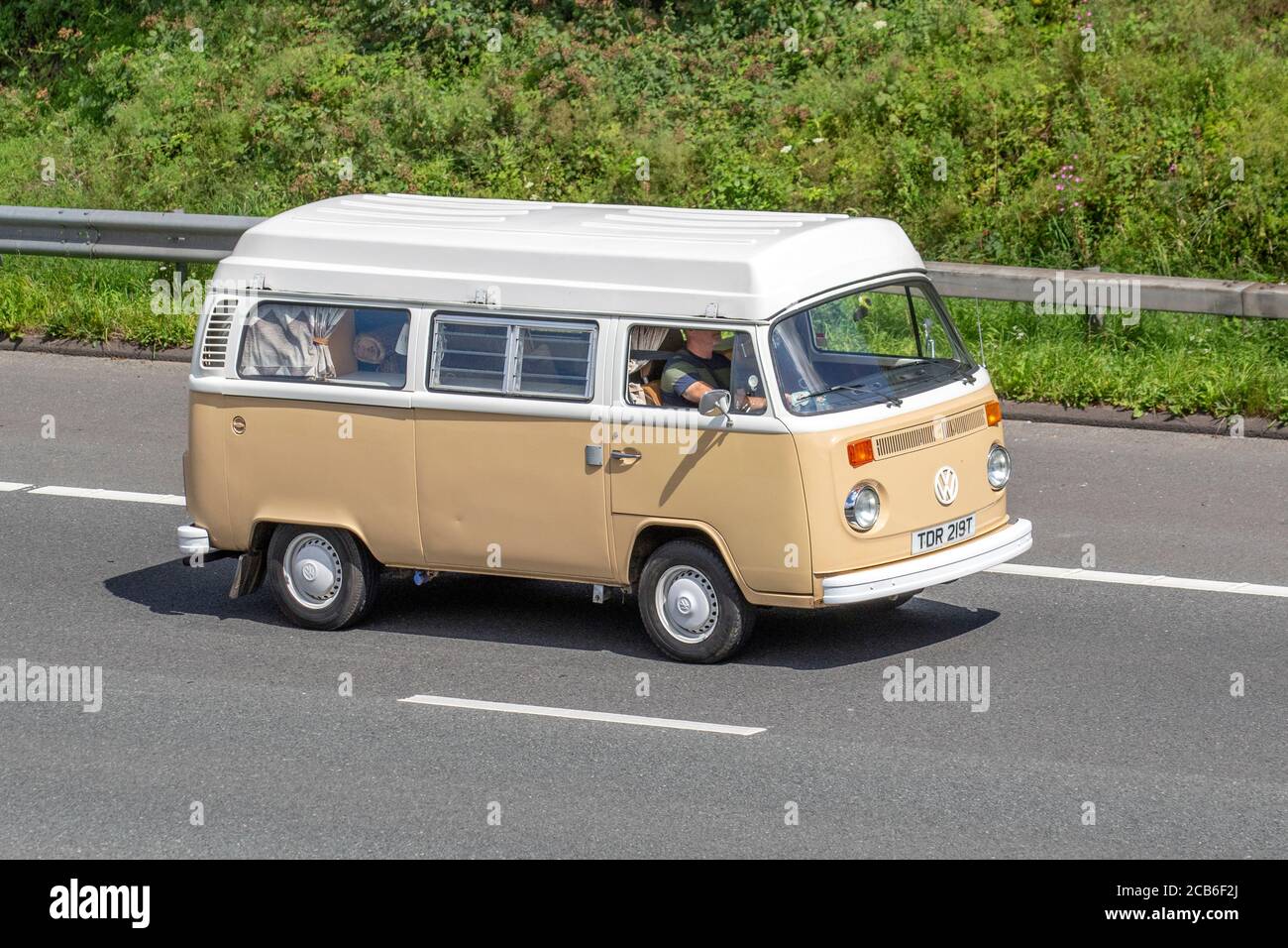 Anni '1979 70 anni '70 bianco beige 1984 cc VW Volkswagen kombi, roulotte e camper, camper sulle strade della Gran Bretagna, camper per per il tempo libero, vacanze in famiglia, vacanze in caravan, vacanze in roulotte Touring, Van Conversions, Vanagon autohome, 70s Life on the Road, Bay Window Dormobile UK Foto Stock