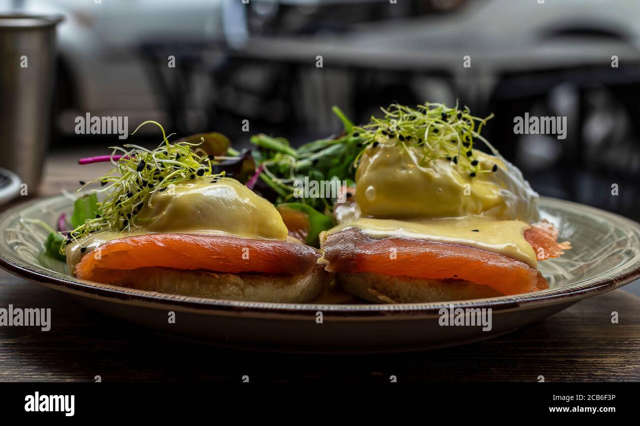Uovo sodo benedetto con salmone affumicato e fresco Salsa Olandese. Foto Stock