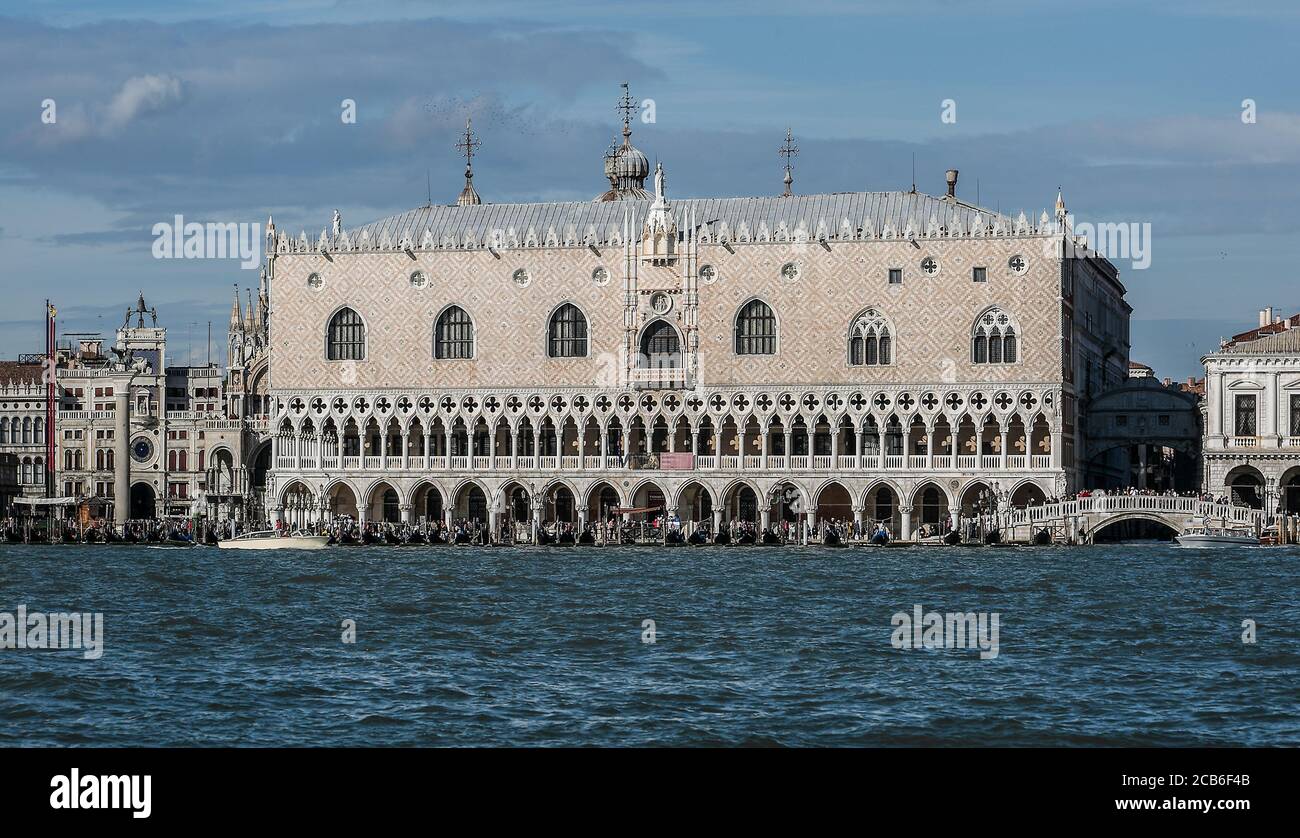 Venedig, Dogenpalast, Ansicht von Süden, rechts Ponte di paglia und Staatsgefängnis Foto Stock