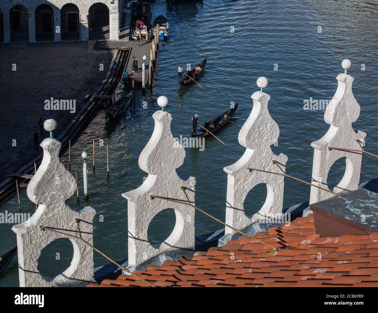 Venedig, Blick vom Dach der Fondaca dei Tedeschi nach Norden, Canal Grande mit Gondeln Foto Stock