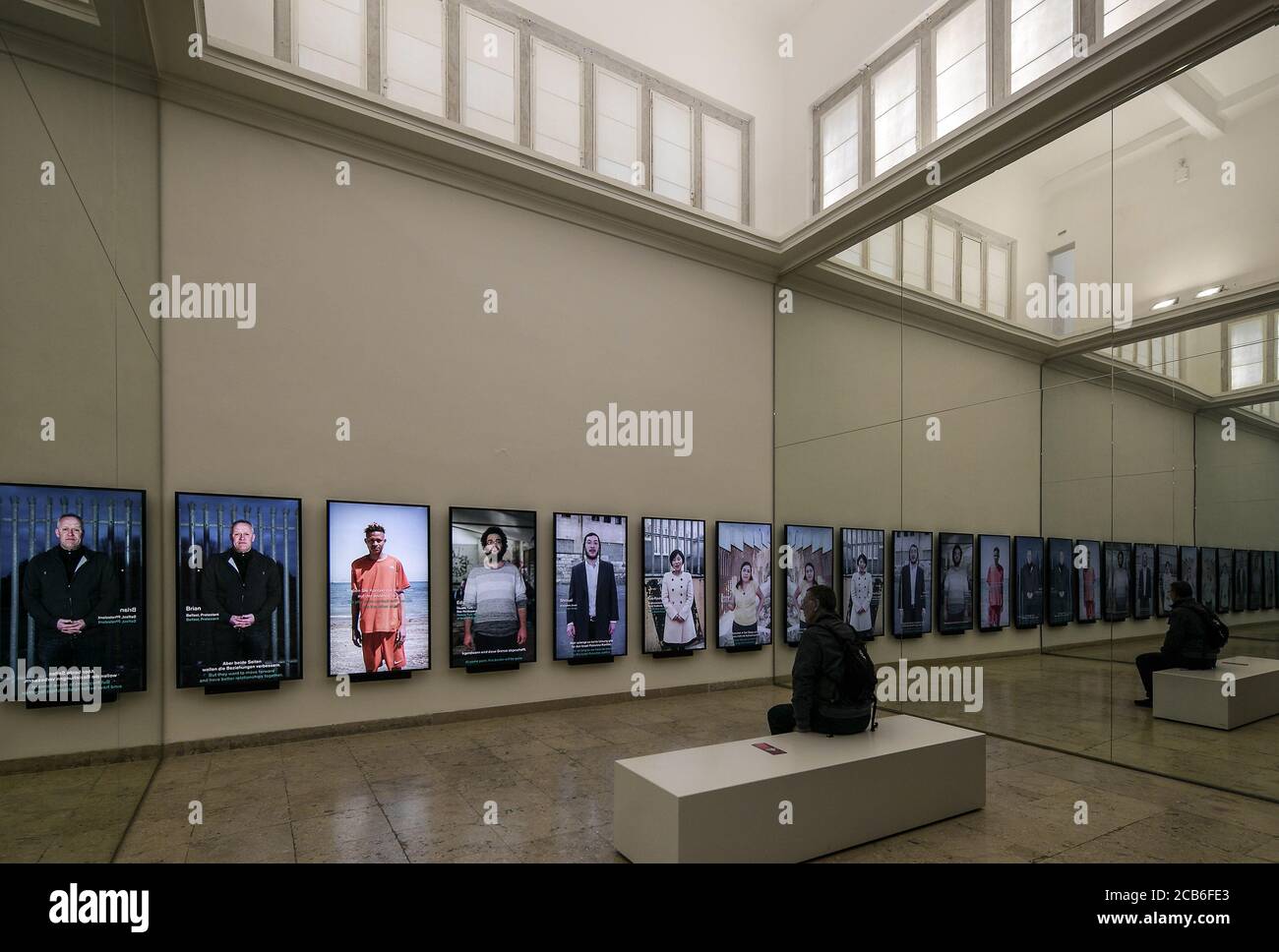 Venedig, Biennale-Gelände, Deutscher Pavillon während der Architektur-Biennale 2018, Videosinstallation WALL OF OPTIONS von Maria Seifert zwischen Spie Foto Stock