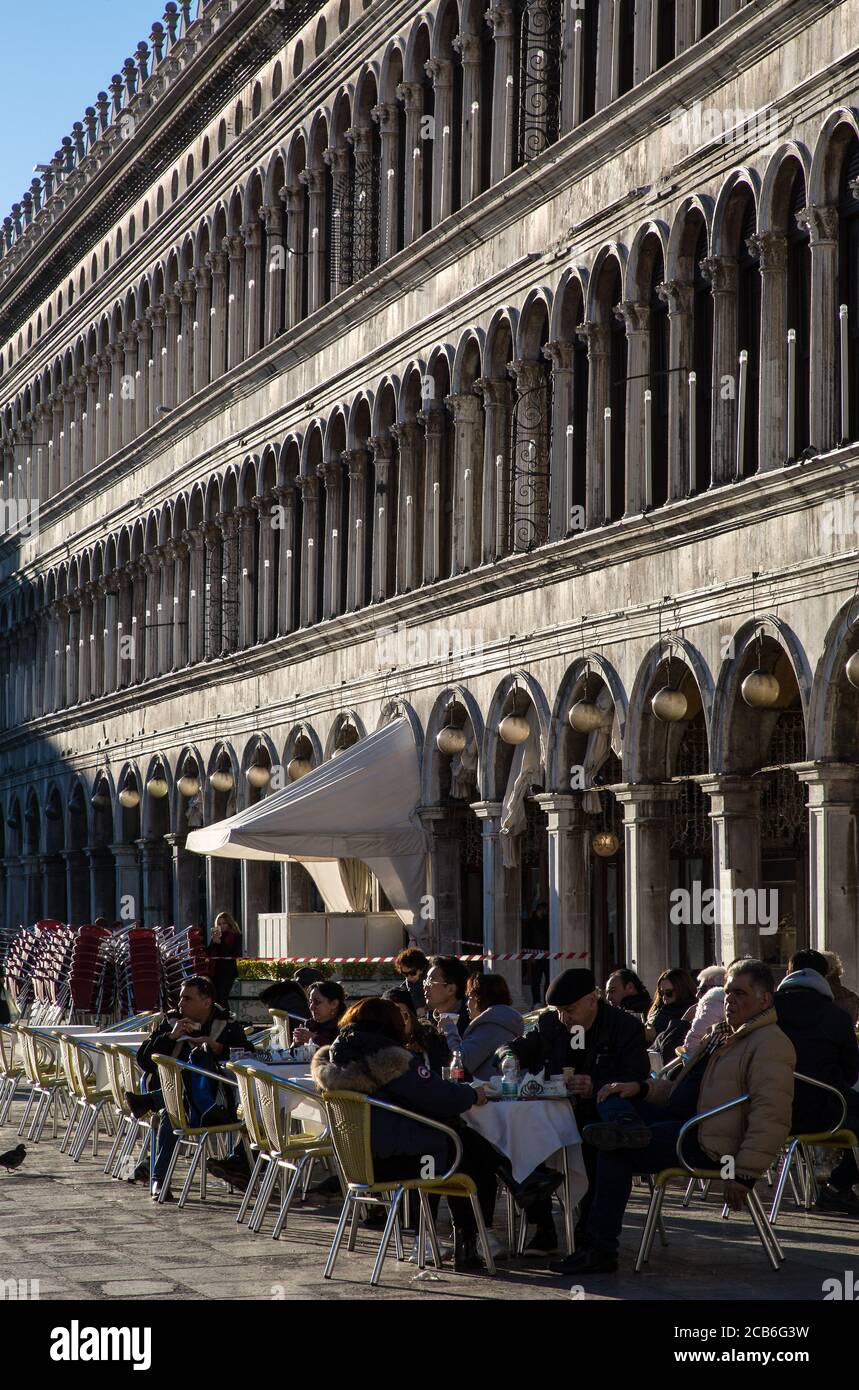 Venedig, Alte Prokuratien an der Nordseite des Markusplatz, erbaut Anfang 16. Jahrhundert von Bartolomeo Bon, Fassadenausschnitt von Südosten Foto Stock