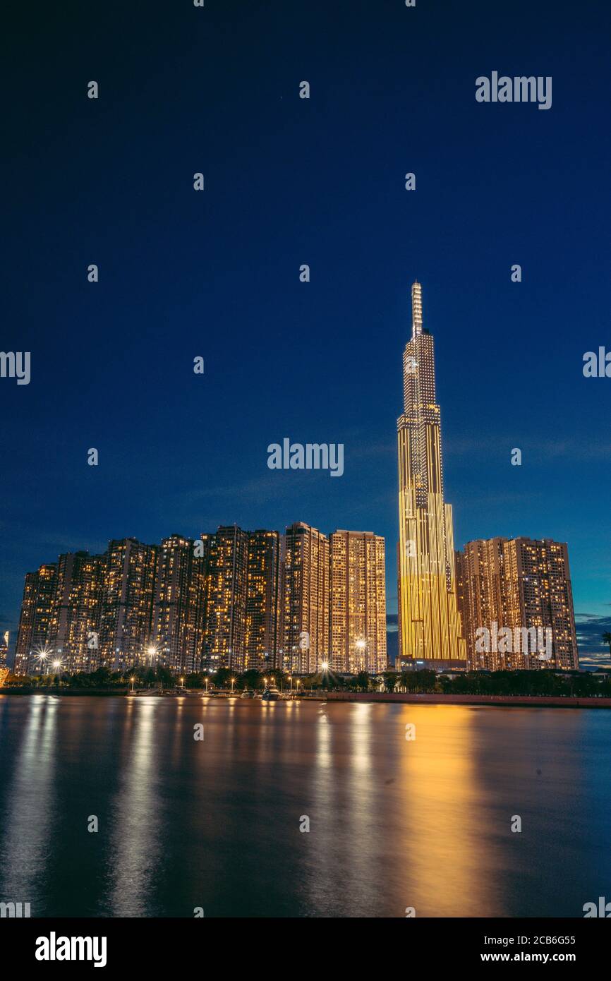 Il tramonto al Landmark 81 è un grattacielo super alto nel centro di ho Chi Minh City, Vietnam e Saigon ponte con edifici di sviluppo, energia infra Foto Stock