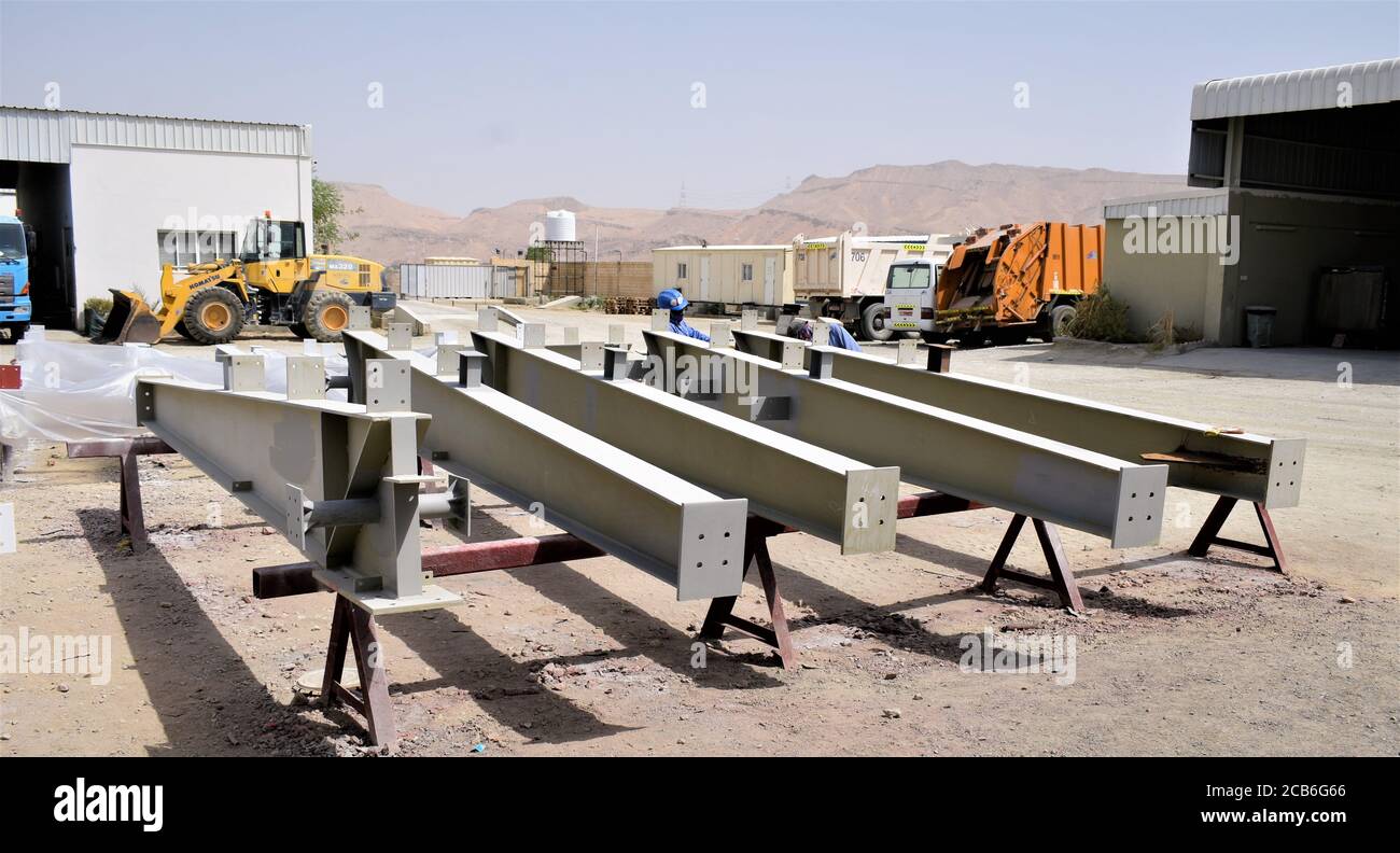 Travi e colonne strutturali in acciaio nel negozio di vernici Foto Stock