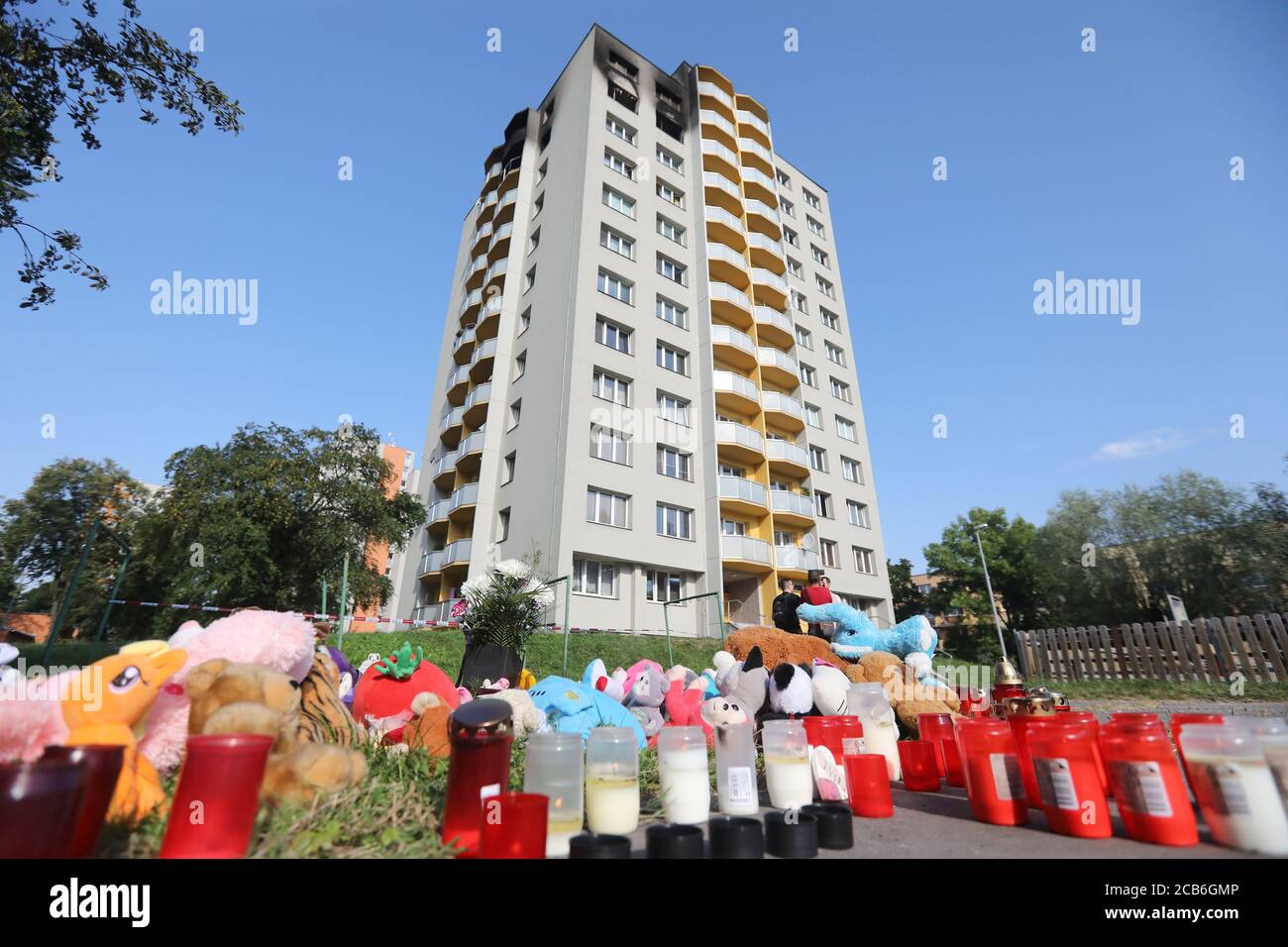 Candele accese per vittime di un attacco di arson a Bohumin, Repubblica Ceca, il 11 agosto 2020. Undici persone sono morte in un incendio in una casa prefab a Bohumin, Repubblica Ceca, l'8 agosto. Tutte le 11 vittime della casa di Bohumin vivevano in appartamento all'11° piano dove scoppiò il fuoco. Sei morirono all'interno, cinque dopo aver saltato fuori dalle finestre. Tutto indica che il fuoco fatale di Bohumin è stato un attacco di arson. Tra le vittime vi sono tre bambini. (Foto CTK/Petr Sznapka) Foto Stock