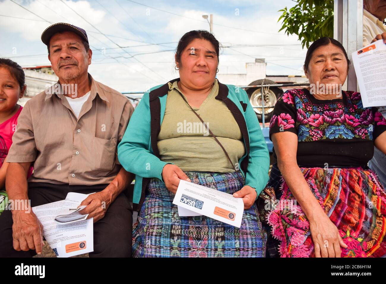 Città del Guatemala / Guatemala - 27 agosto 2015: Persona indigena seduto alla fermata dell'autobus nella capitale Foto Stock
