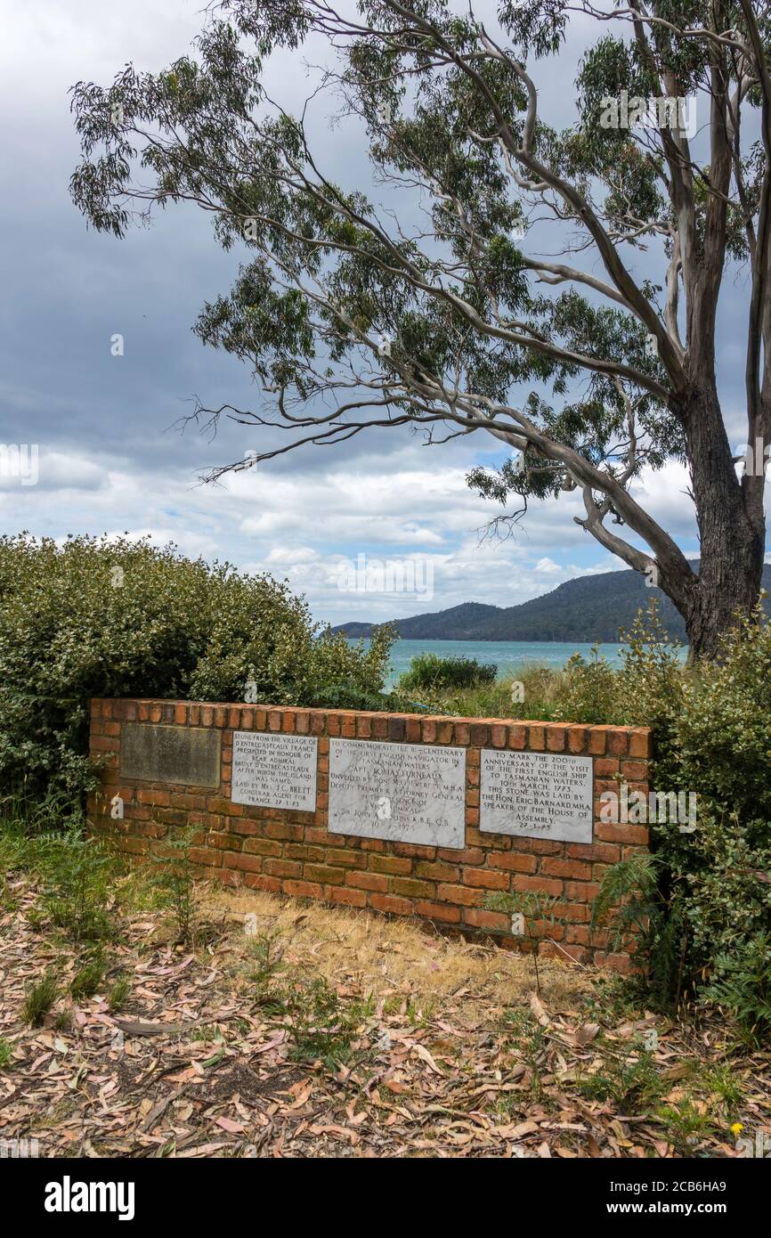 Targa e monumento in onore del Capitano Tobias Furneaux, scopritore di Adventure Bay nel 1773 e ammiraglio posteriore Bruny D'Entrecasteaux. Adventure Bay, Bruny Foto Stock