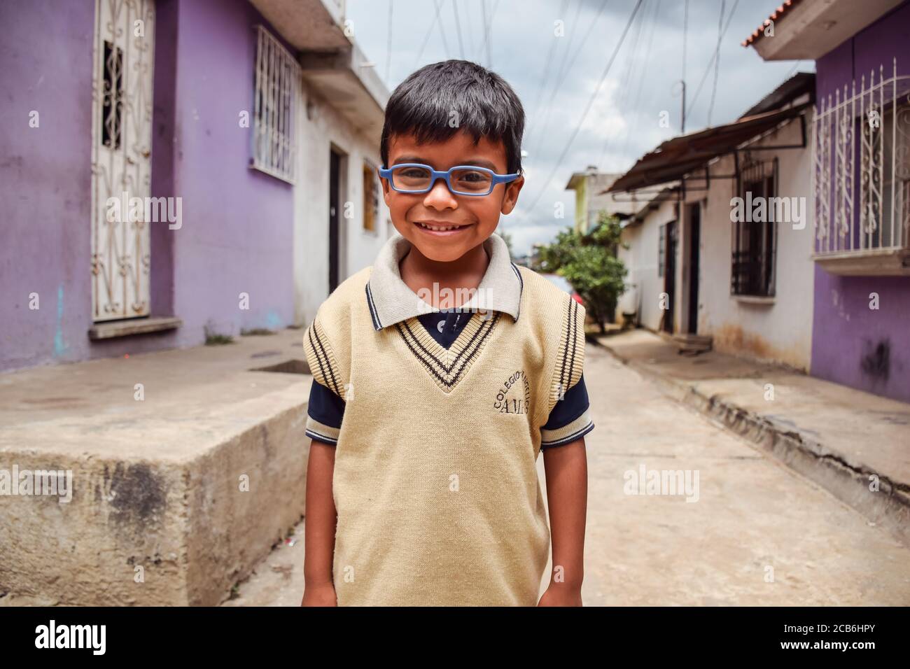 Città del Guatemala / Guatemala - 15 settembre 2016: Ritratto di un bel ragazzo con bicchieri per le strade della comunità Ciudad Peronia che appartiene al comune di Villa Nueva Foto Stock