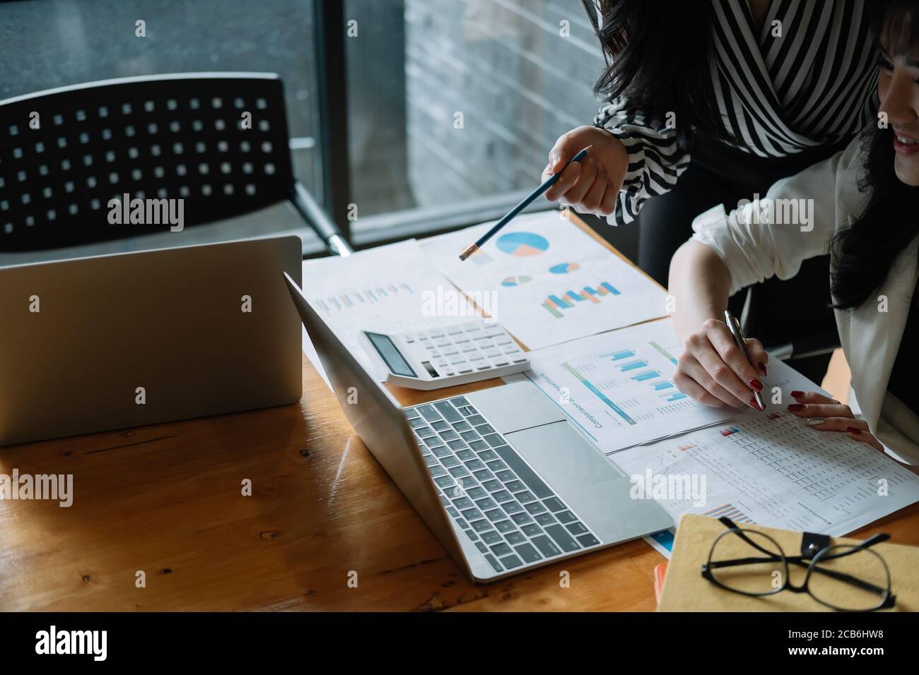 donna d'affari che discute con le idee del team di affari per il rapporto di marketing Foto Stock