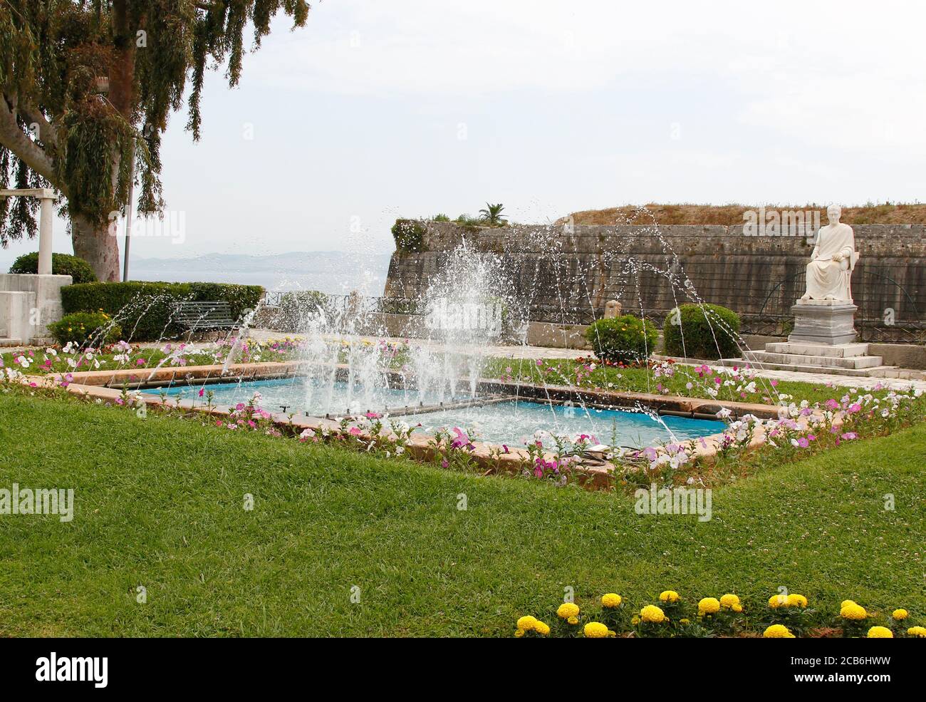 Statua dell'Alto Commissario Guilford con Fontana e piscine nel Boschetto Park Gardens Corfu Foto Stock