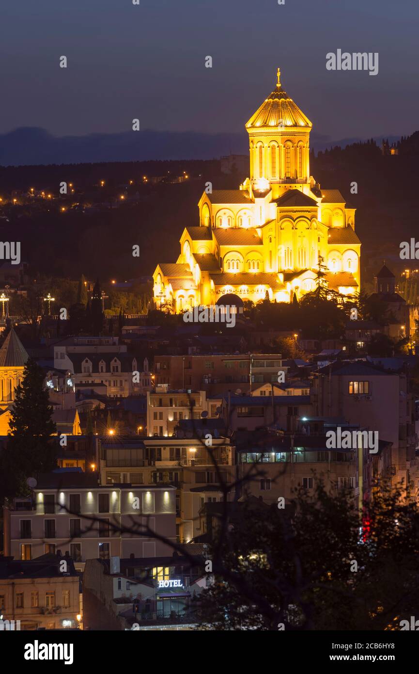 Panoramica sulla Cattedrale della Santissima Trinità e Tbilisi all'alba, Georgia, Caucaso, Medio Oriente, Asia Foto Stock