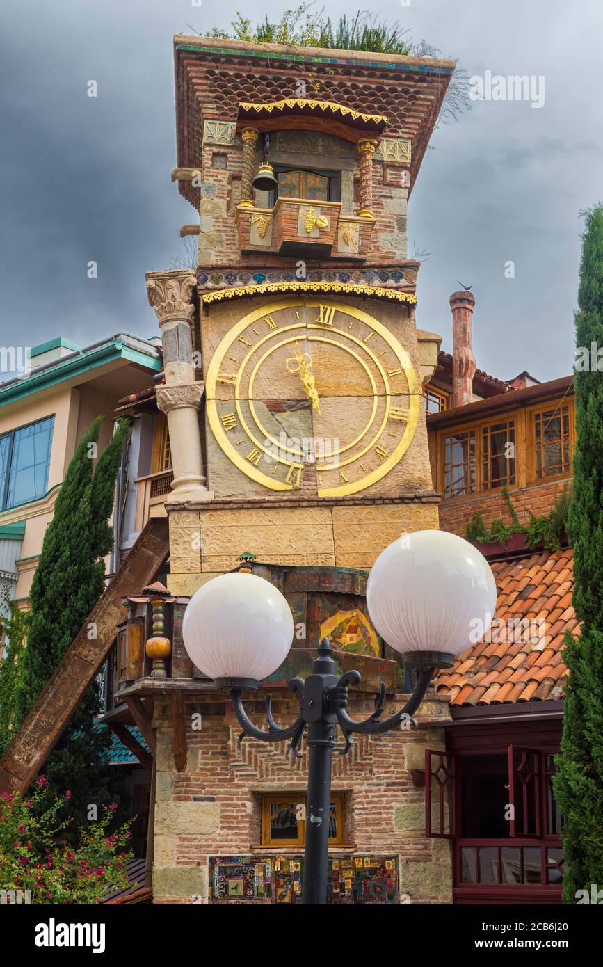 Torre dell'orologio del Gabriadze Puppet Theatre, Tbilisi, Georgia, nel Caucaso, Medio Oriente e Asia Foto Stock