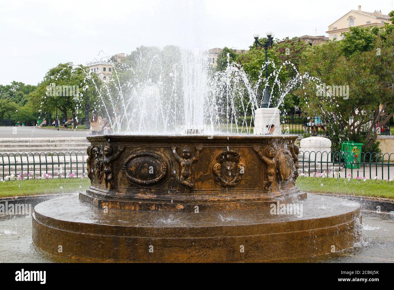 Fontana d'acqua ornata nel centro storico di Corfù Foto Stock