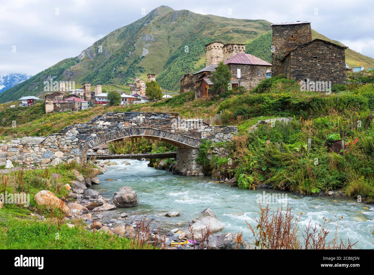 Tradizionale Svanetian medievale torre ospita, ponte di pietra sul Patara Fiume Enguri, Ushguli villaggio, regione di Svaneti, Caucaso, Georgia Foto Stock