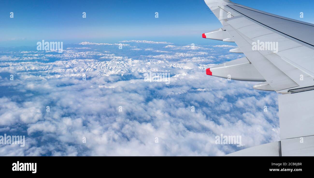 Vista aerea delle montagne innevate di South Island in inverno da un finestrino aereo. Immagine tratta dal volo da Auckland a Queenstown. Foto Stock