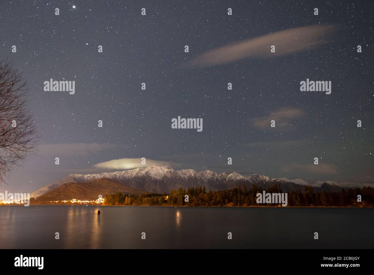 Notte stellata al Lago Wakatipu e il Remarkables, Queenstown, Nuova Zelanda Foto Stock