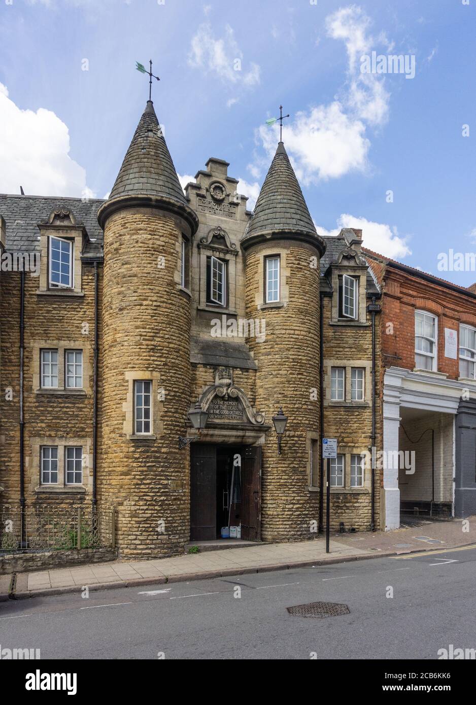 La Memorial Hall, simile a un castello, Castilian Street, Northampton, Regno Unito; dal 1921 dall'architetto locale Alexander Ellis Anderson Foto Stock